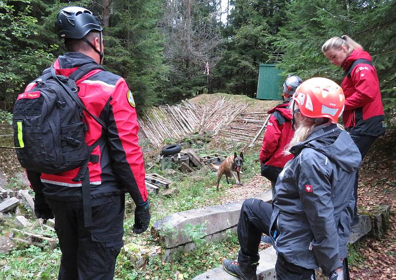 Ve výcvikovém středisku Spáleniště Jihočeské záchranné brigády kynologů se v sobotu 18. září uskutečnil výběrový závod na mistrovství republiky - Memoriál Petra Staňka.