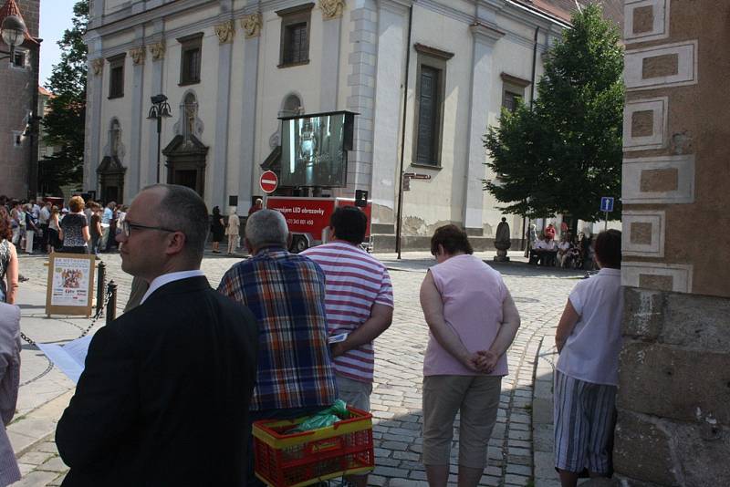 Sobotní svěcení 13. českobudějovického biskupa si nenechali ujít lidé z celého kraje.