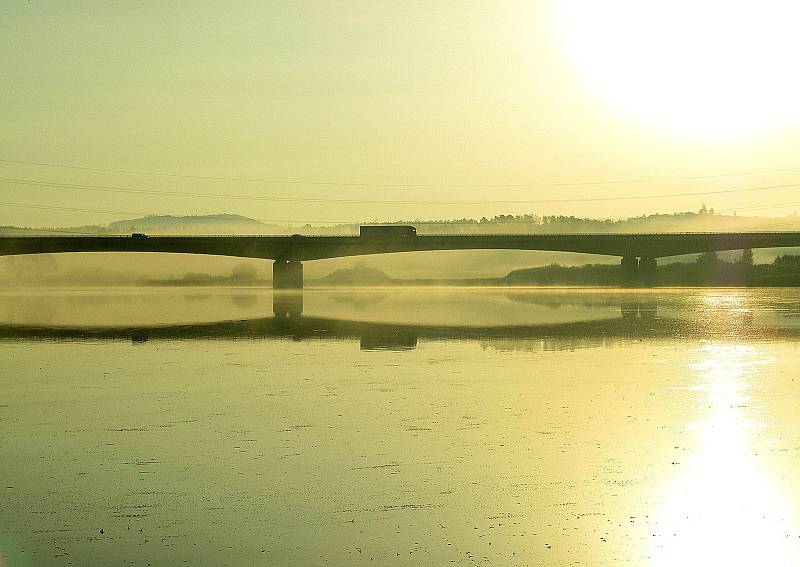 Podzimní západy slunce, ranní mlha a červánky, to jsou meteorologické jevy, které stále fascinují. Odborníci prozradili, jak vznikají.