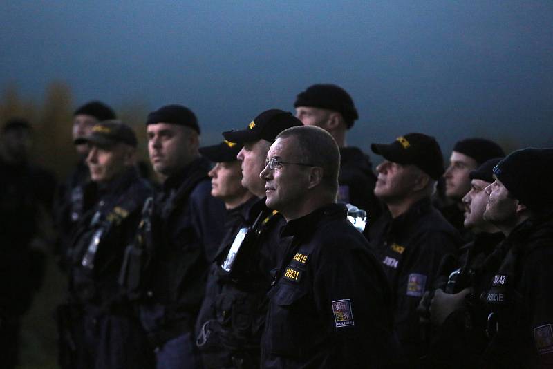 Pořádková jednotka jihočeské policie cvičila ve čtvrtek v noci pátrací akci. Policisté si zkoušeli využití nové technologie p-Track.
