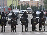 Záměr střetnout se s romskými obyvateli českobudějovického sídliště Máj policisté v sobotu účastníkům protiromské demonstrace překazili razantním zásahem.