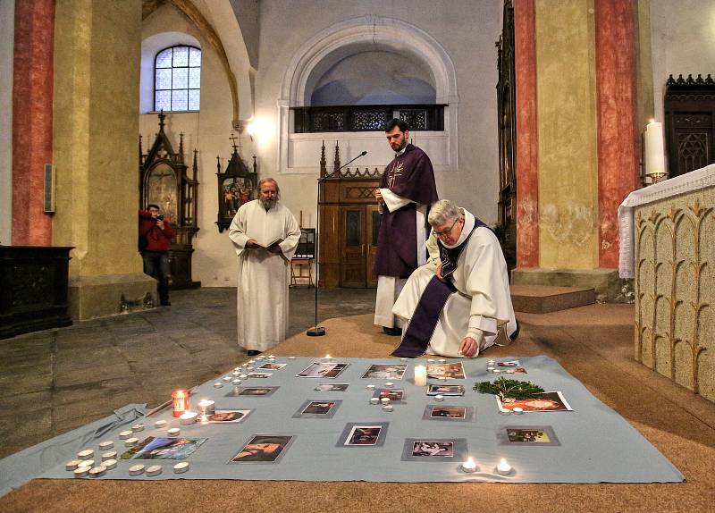 Druhou prosincovou neděli si lidé po celém světě připomínají památku  zemřelých dětí. Za svoje malé, ale i dospělé děti přišli zapálit svíčku jejich rodiče i sourozenci.