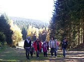 Na podzimní prázdniny vyrazily  děti i s vychovatelkami do Harrachova. Na fotce zleva Natálka, Andrejka a dva Jirkové.