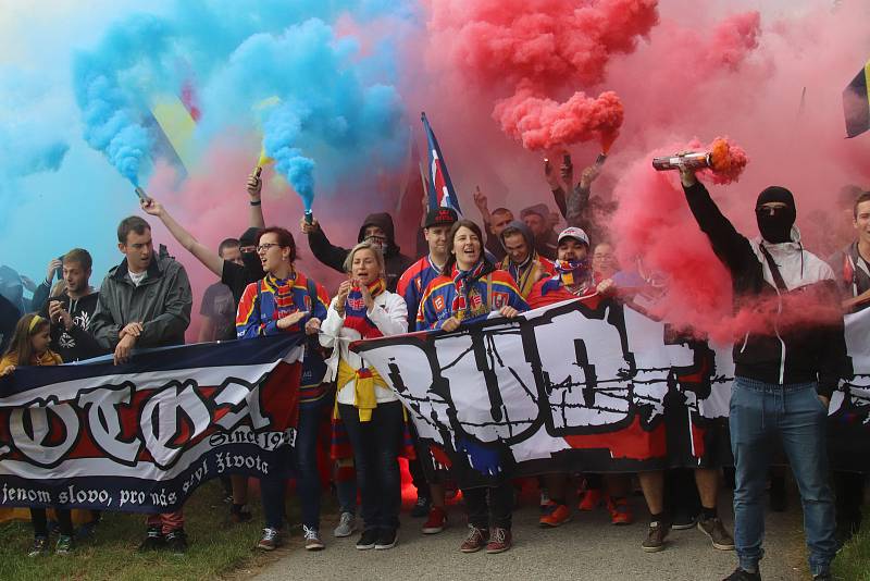 Fanouškové Motoru na tradičním pochodu k českobudějovickému zimnímu stadionu