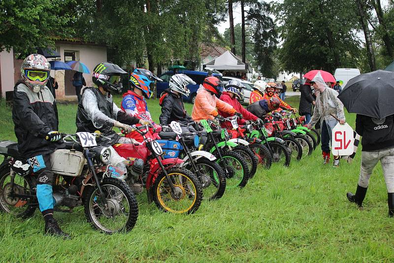 Fichtl cup Florida, terénní závod motocyklů Jawa 50 Pionýr, se jel u Hůrského rybníka u Adamova na Českobudějovicku.