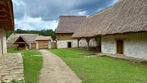 V areálu památníku nedaleko Borovan na Českobudějovicku vzniká unikátní archeoskanzen.