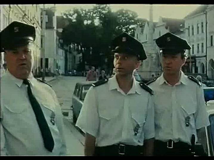 Záběr z filmu Divoké pivo. Odleva na třeboňském náměstí Bronislav Poloczek, Miroslav Vladyka a Jiří Lábus. 