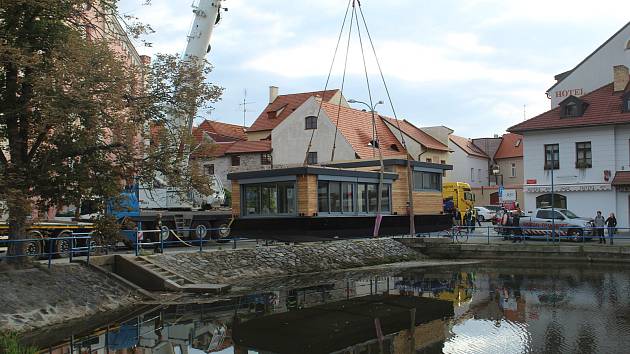 Nová kavárna VLNNA se zrovna instaluje na Slepé rameno Malše.
