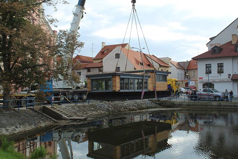 Nová kavárna VLNNA se zrovna instaluje na Slepé rameno Malše.