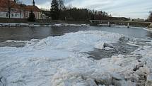 Kry se nahromadily v korytě řeky v Kolodějích nad Lužnicí, ve čtvrtek 18. února už byl průtok volný a pomalu odtávaly.