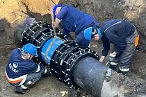 Začala oprava prasklého potrubí v budějovické ulici Průběžná.