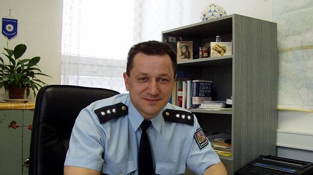 V čele obvodního oddělení policie v Hluboké nad Vltavou stojí nadporučík Josef Koblic (39). Ve svém volném čase nejraději sportuje, věnuje se turistice a tráví čas se svým psem