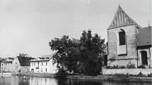 Nábřeží u slepého ramene po dostavbě nového domu zvaného Kovárna s restaurací. Foto ze sbírky fotografií a pohlednic Jiřího Dvořáka poskytl Státní okresní archiv České Budějovice