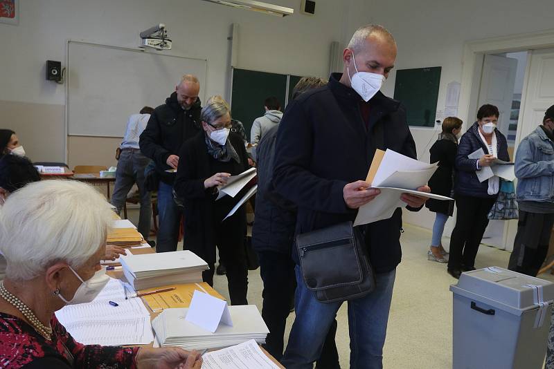 Volby v Českých Budějovicích - volební místnost číslo 1 a 2 v gymnáziu Česká.