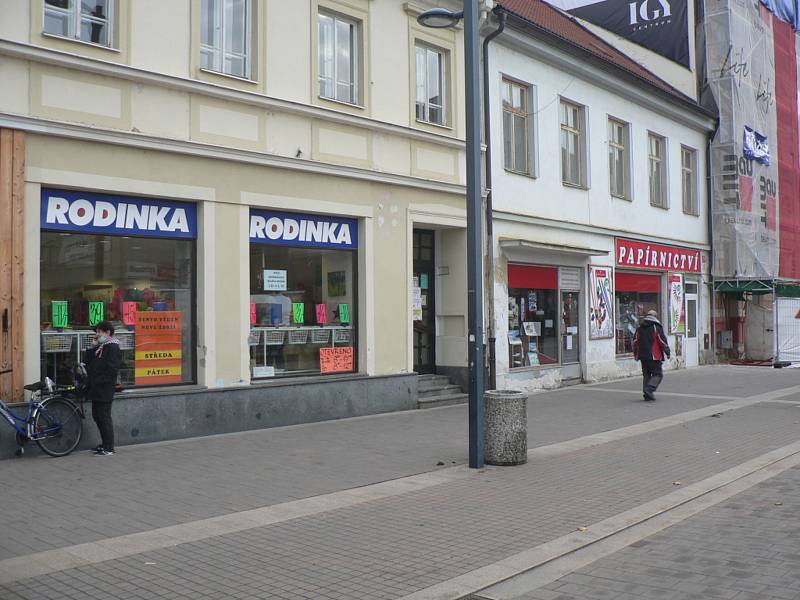 Zavřené některé obchody a omezení pohybu osob zcela vyklidily v pátek 23. října 2020 Lannovu třídu v Českých Budějovicích.