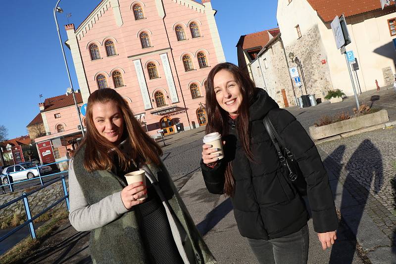 V Českých Budějovicích se teplota v pátek 14. ledna dostala nad 12 °C. Sluníčko vylákalo do ulic spoustu lidí.