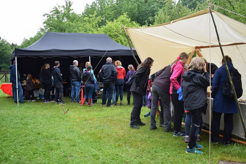 Mistři skláři předváděli technologii výroby skla a různé sklářské postupy.