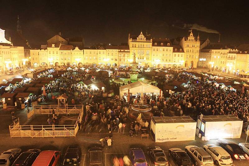 V sobotu byl slavnostně rozsvícen vánoční strom. Nazdobené jsou i okolní ulice. Lidé si také užívají adventních trhů.