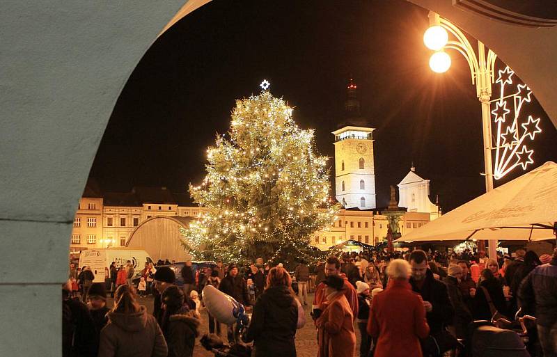 V sobotu byl slavnostně rozsvícen vánoční strom. Nazdobené jsou i okolní ulice. Lidé si také užívají adventních trhů.