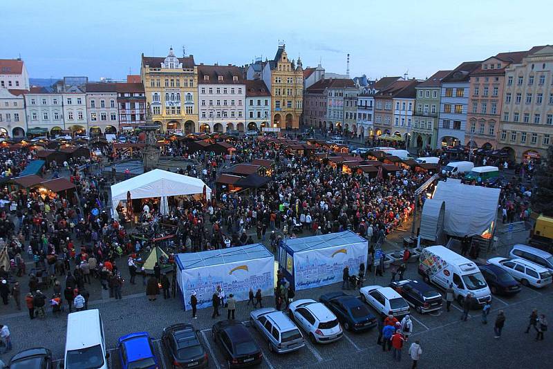 V sobotu byl slavnostně rozsvícen vánoční strom. Nazdobené jsou i okolní ulice. Lidé si také užívají adventních trhů.