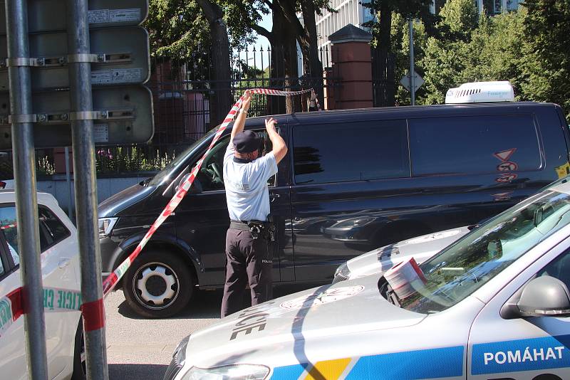 Po nahlášení nástražného výbušného systému policisté v pondělí dopoledne evakuovali budovu Krajského soudu v Českých Budějovicích.