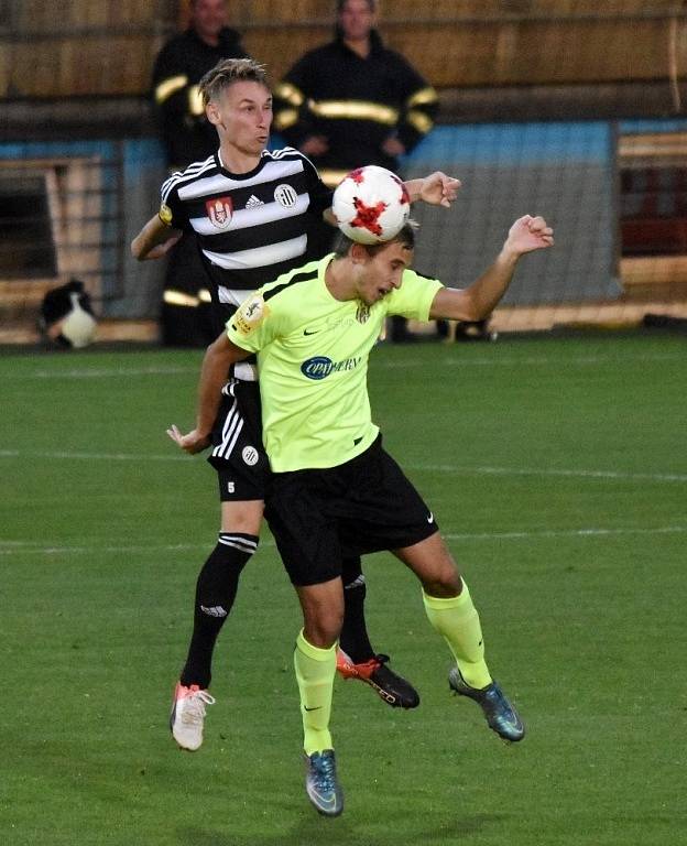 Fotbalisté Dynama v sobotním šlágru II. ligy porazili Opavu 2:1 a vystřídali ji v čele tabulky. 