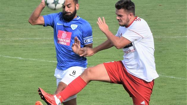 Fotbalisté Táborska po pohárových výhrách v Klatovech (na snímku Martin Kučera v souboji  s domácím Karlem Krejčím) a Domažlicích by chtěli uspět i v neděli ve II. lize doma s Chrudimí.