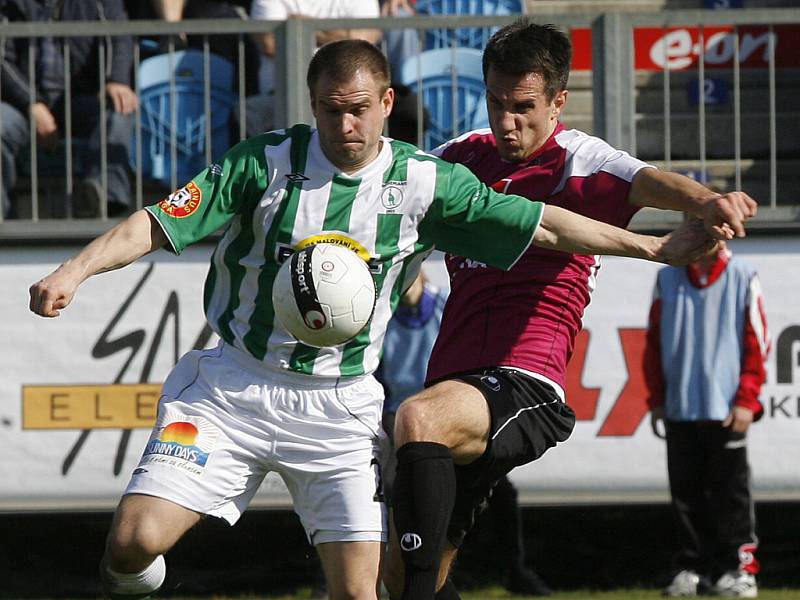 Fotbalová extraliga pokračovala zápasem SK Dynamo-Bohemians 1905, zleva Vagner z Bohemians.za ním Vozábal