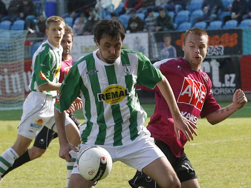 Fotbalová extraliga pokračovala zápasem SK Dynamo-Bohemians 1905, v popředí Ordoš z Bohemians, za ním Žižka