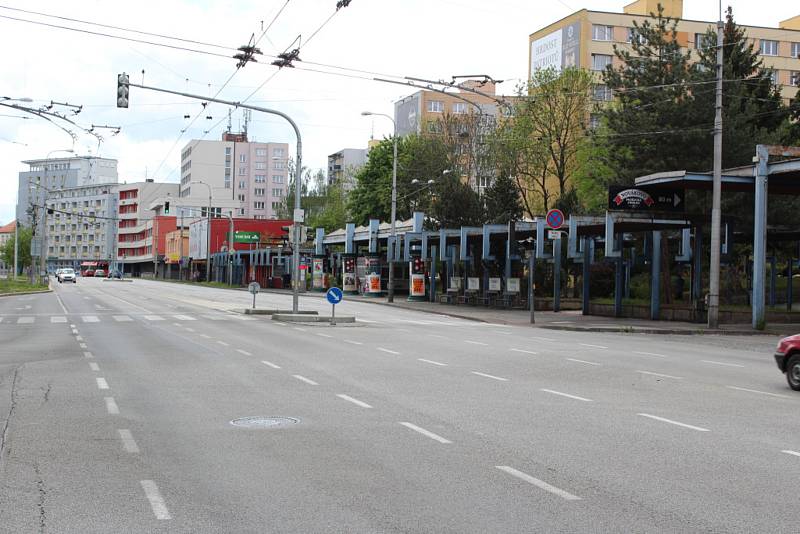 Krytý chodník na Pražské třídě v Českých Budějovicích čeká demolice plechových přístřešků kvůli jejich špatnému stavu.