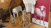 V Muzeu zemědělské techniky v Netěchovicích u Týna nad Vltavou mají máselnice, tkalcovský stav, dobový nábytek, nádobí, předměty denní potřeby, historické vozy, oje, oračky, staré traktory a originální agrohopsárium.