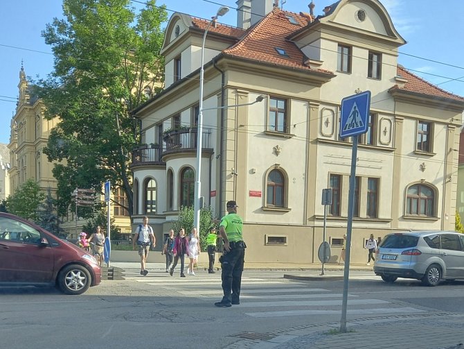 Přechod na českobudějovické křižovatce Dukelské ulice a Senovážného náměstí. V době před začátkem vyučování zde s přecházením pomáhá městská policie.