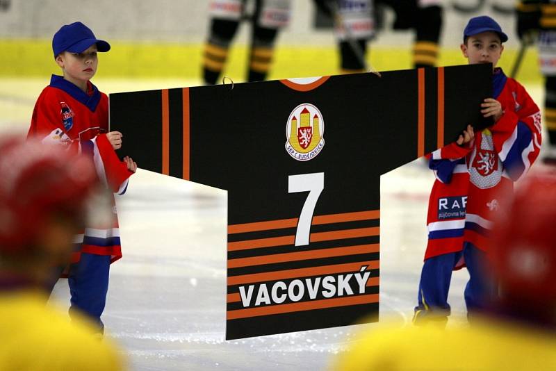 Utkání  Tipsport hokejové extraligy mezi HC Mountfield České Budějovice a HC Verva Litvínov. Domácí celek nastoupil ve slavnosních retro dresech při příležitosti výročí 85 od založení klubu