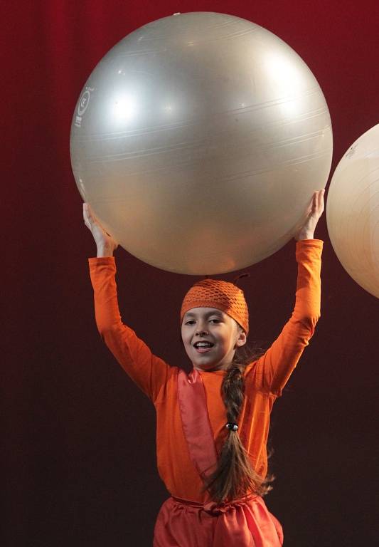 Celkem 25 choreografií předvedli tanečnice a tanečníci na krajské přehlídce scénického tance, která se o víkendu konala v českobudějovickém Metropolu. V kategorii dětí viděli diváci 14 choreografií,  v kategorii mládeže a dospělých potom 11 choreografií. 