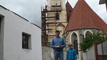 Nové hodiny ve věži kostela v Trhových Svinech. Karel Polák mladší a Karel Polák starší.