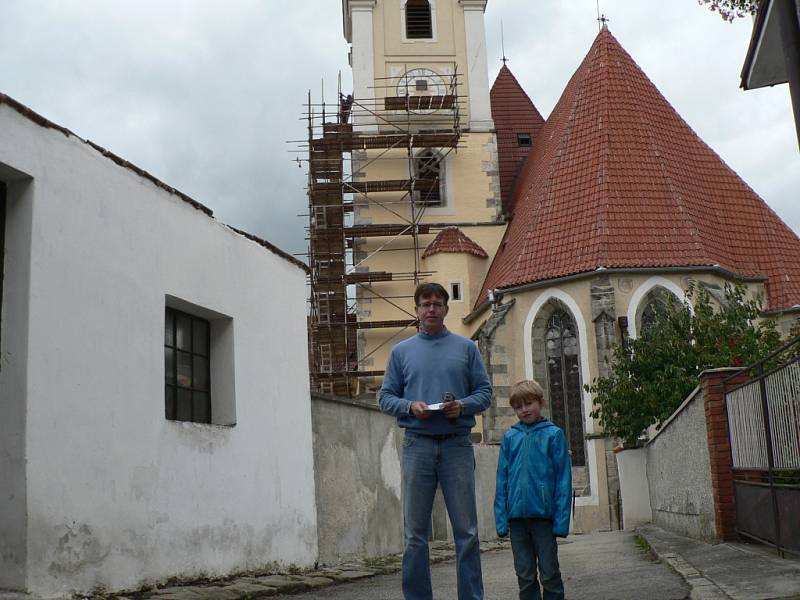 Nové hodiny ve věži kostela v Trhových Svinech. Karel Polák mladší a Karel Polák starší.