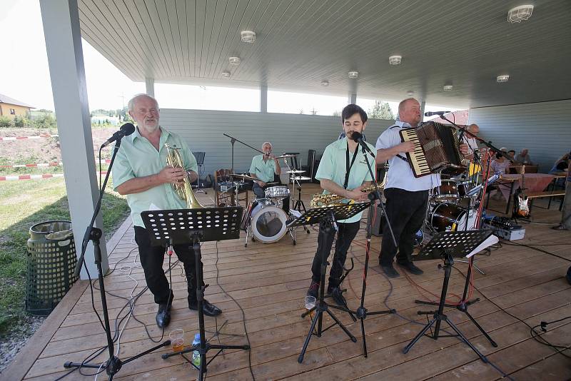 Úsilné v sobotu 19.6. oslavili dokončenou stavbu Altánu pod kaštany.