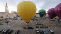 Čtyři horkovzdušné balony vzlétly ve čtvrtek v ranních hodinách z českobudějovického náměstí Přemysla Otakara II.