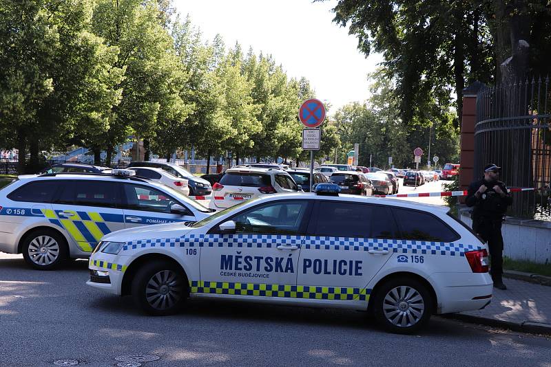 Po nahlášení nástražného výbušného systému policisté v pondělí dopoledne evakuovali budovu Krajského soudu v Českých Budějovicích.