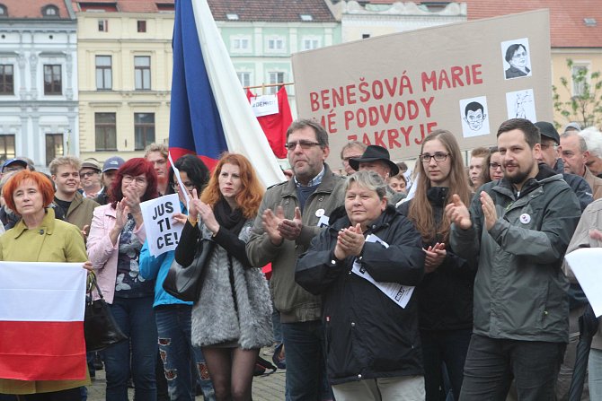 V Budějovicích se sešlo několik set lidí nesouhlasících s Andrejem Babišem.