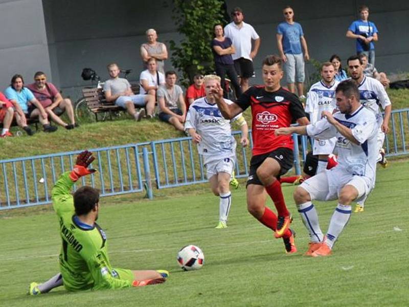 Fotbalisté Táborska postoupili v Molc Cupu výhrou 4:0 na Kladně. Na snímku kladenský brankář Tesař zasahuje před Adnanem Džafičem.