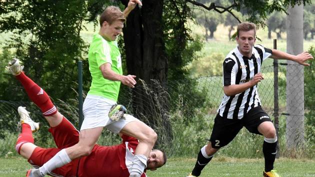 Petr Janda v zápase Čížové s Admirou Praha před brankářem hostí Petrem Víškem. Čížová končí divizi už páteční předehrávkou v Rokycanech.