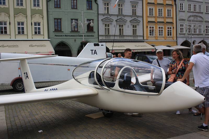 Kolemjdoucí si zkoušeli nasednout do letadla, které bylo upevněné na českobudějovickém náměstí.