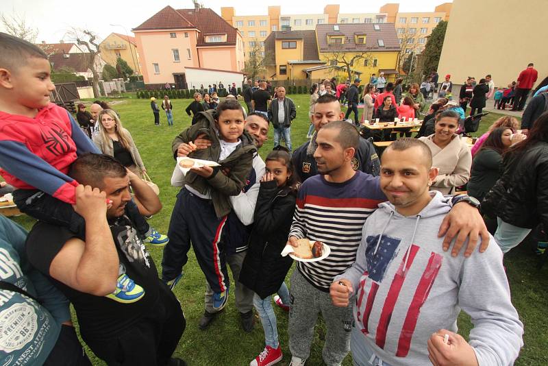 Asi sto padesát českobudějovických Romů oslavilo společně ve farní zahradě salesiánů ve Čtyřech Dvorech v Českých Budějovicích Mezinárodní den Romů.