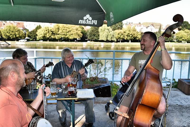 Muzikanti v ulicích Týna nad Vltavou