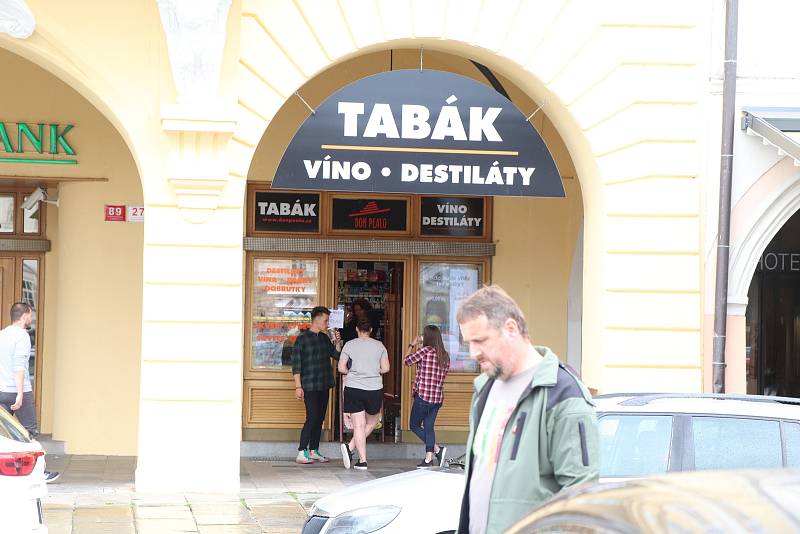 Prodejna tabáku v Českých Budějovicích, kde pachatel držel ve středu 30. 6. ženu jako rukojmí, byla i ve čtvrtek 1. července zavřená.