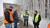 Za Dasným u odbočky na Čejkovice se srazilo v pondělí ráno pět aut při hromadné nehodě. "Větší auto, které jsme nabourali jsme měli půjčené. Jeli jsme pro novou kuchyň. Na někoho se zlobit? Na také vrstvě rozbředlého sněhu ani není divu, že jsme do sebe n