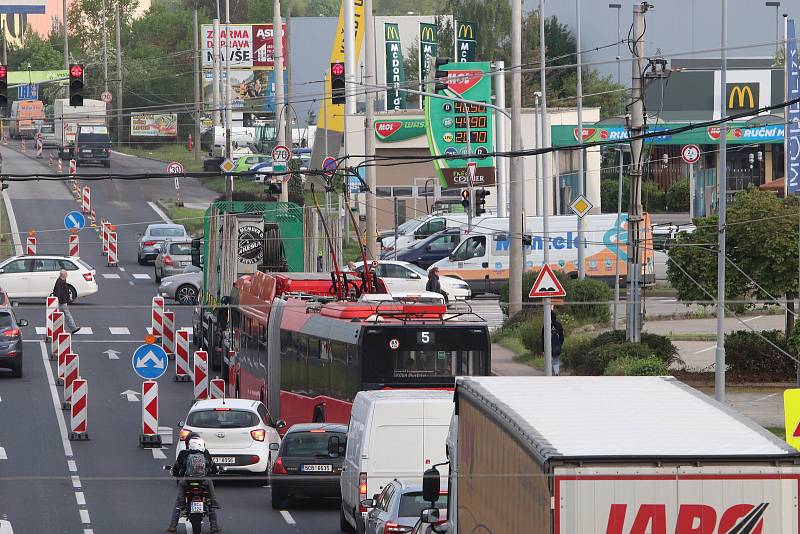 Rekonstrukci ulice Strakonická v Českých Budějovicích doprovázely loni dopravní komplikace.