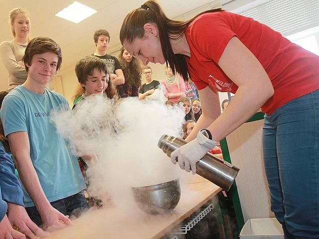 Hodina moderní chemie na Biskupském gymnáziu v Českých Budějovicích.