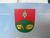 Znak Záboří. Borová šiška v červeném poli. Zelený kopec (Vysoká Běta) a listy lípy za Lipanovice a buku za Dobčice.